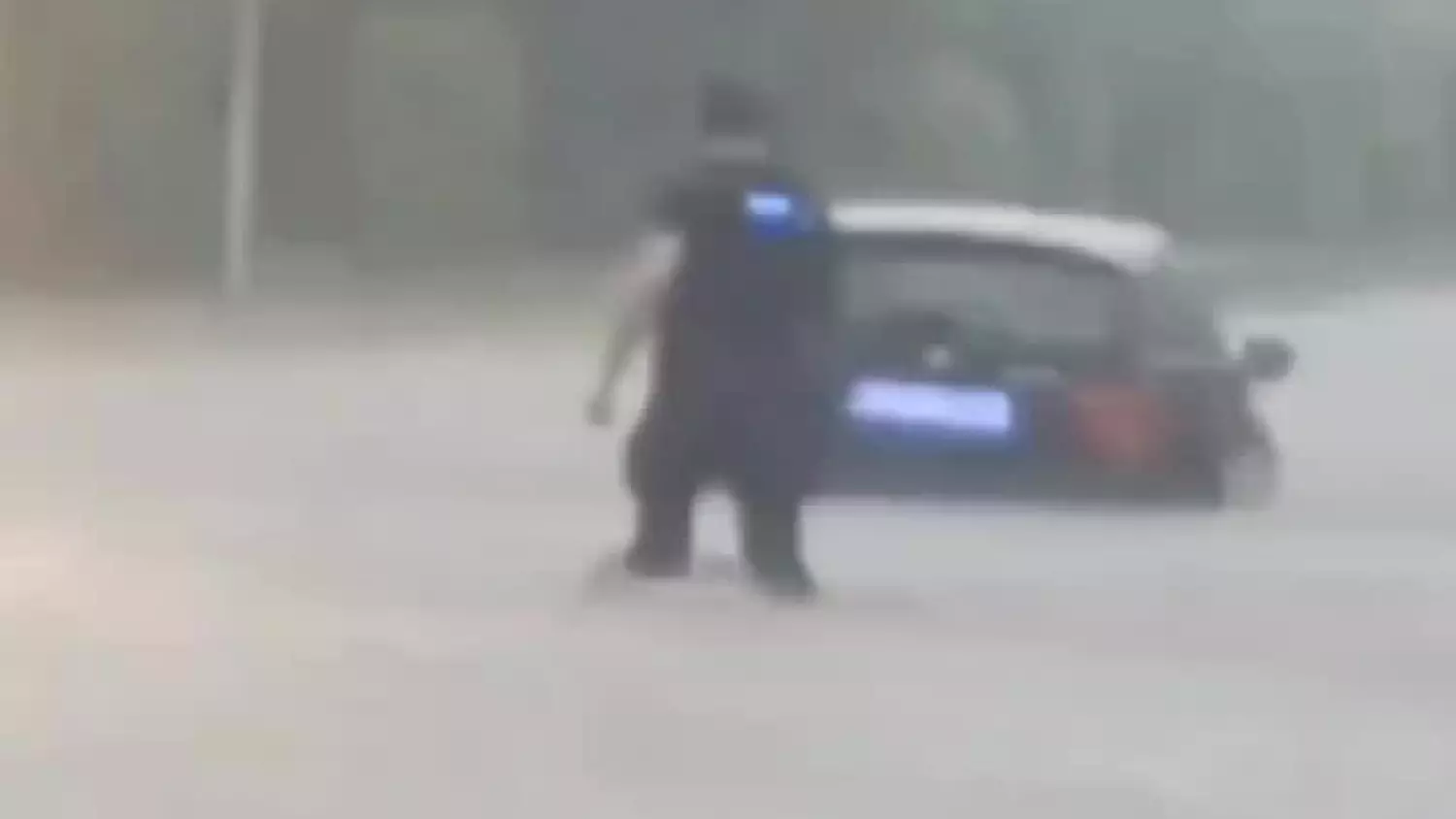 Policjant w czasie ulewnego deszczu wyniósł kobietę z zalanego wodą auta