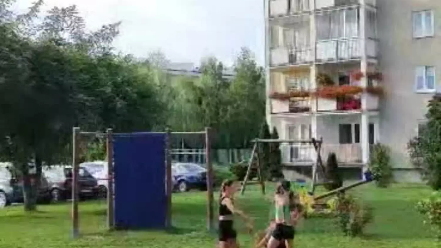 Chełm. Występ młodych artystek na placu zabaw przy ul. Małachowskiego [FILM]