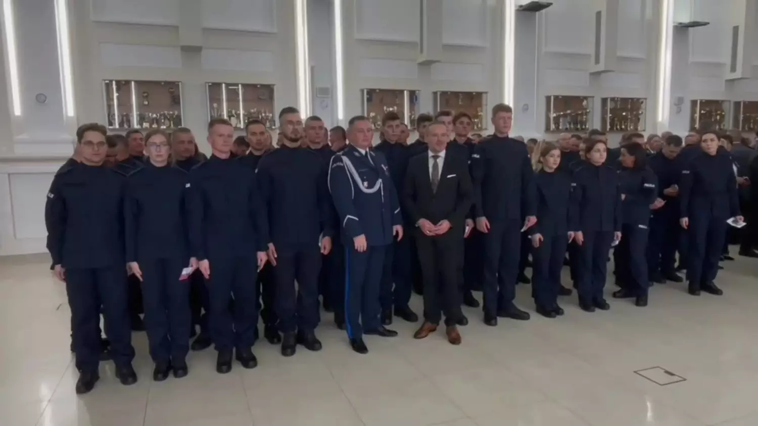 Ślubowanie nowych funkcjonariuszy. Zasilą też komendy w Chełmie i Włodawie [FILM]