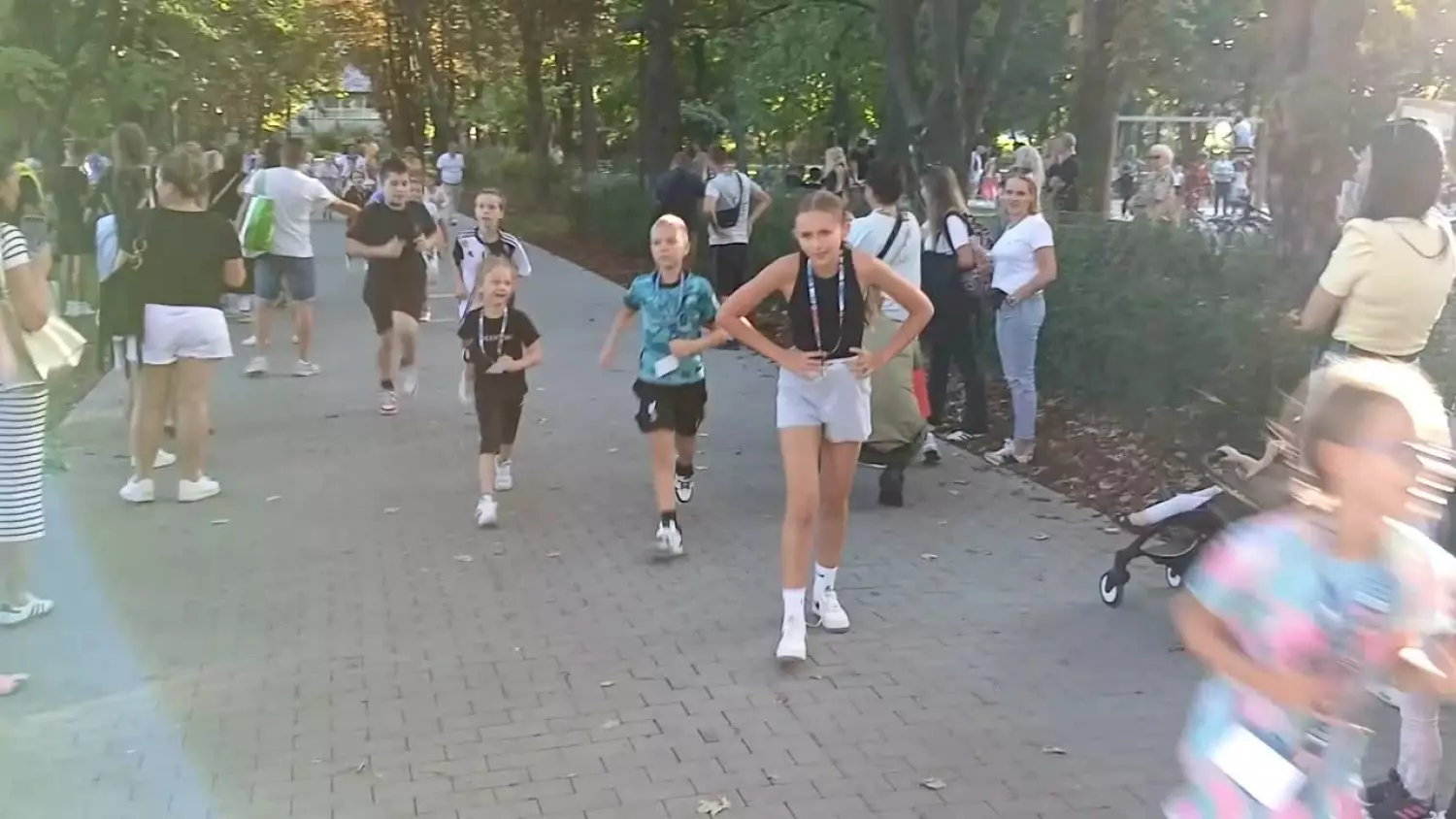 Chełm. Bieg w piżamach podczas charytatywnego festynu rodzinnego "Z liściem na głowie" [FILM]