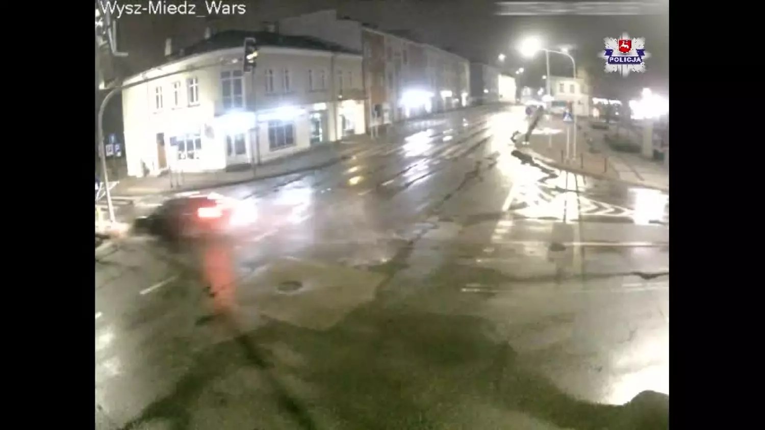 Jeździł zygzakiem po mieście. Uderzył w słup [FILM]