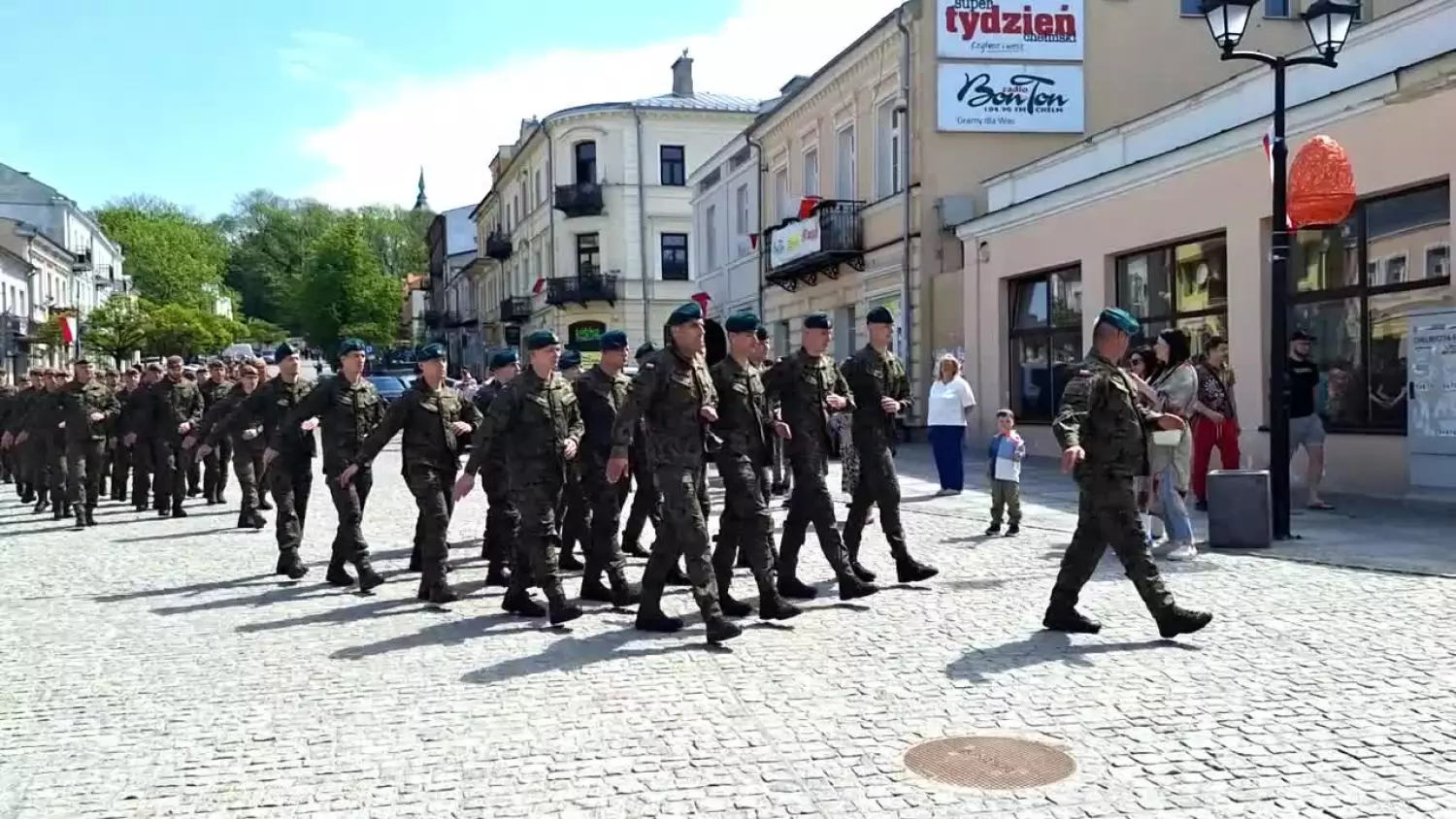 Defilada wojskowa na Placu Łuczkowskiego podczas obchodów upamiętniających 234. rocznicę uchwalenia Konstytucji 3 Maja [FILM]