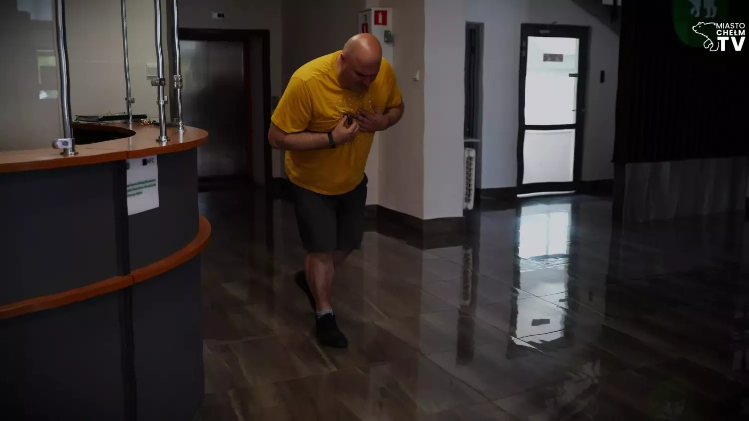 W Chełmie zamontowano dziesięć defibrylatorów AED.  Sprawdź, jak z nich korzystać [FILM]