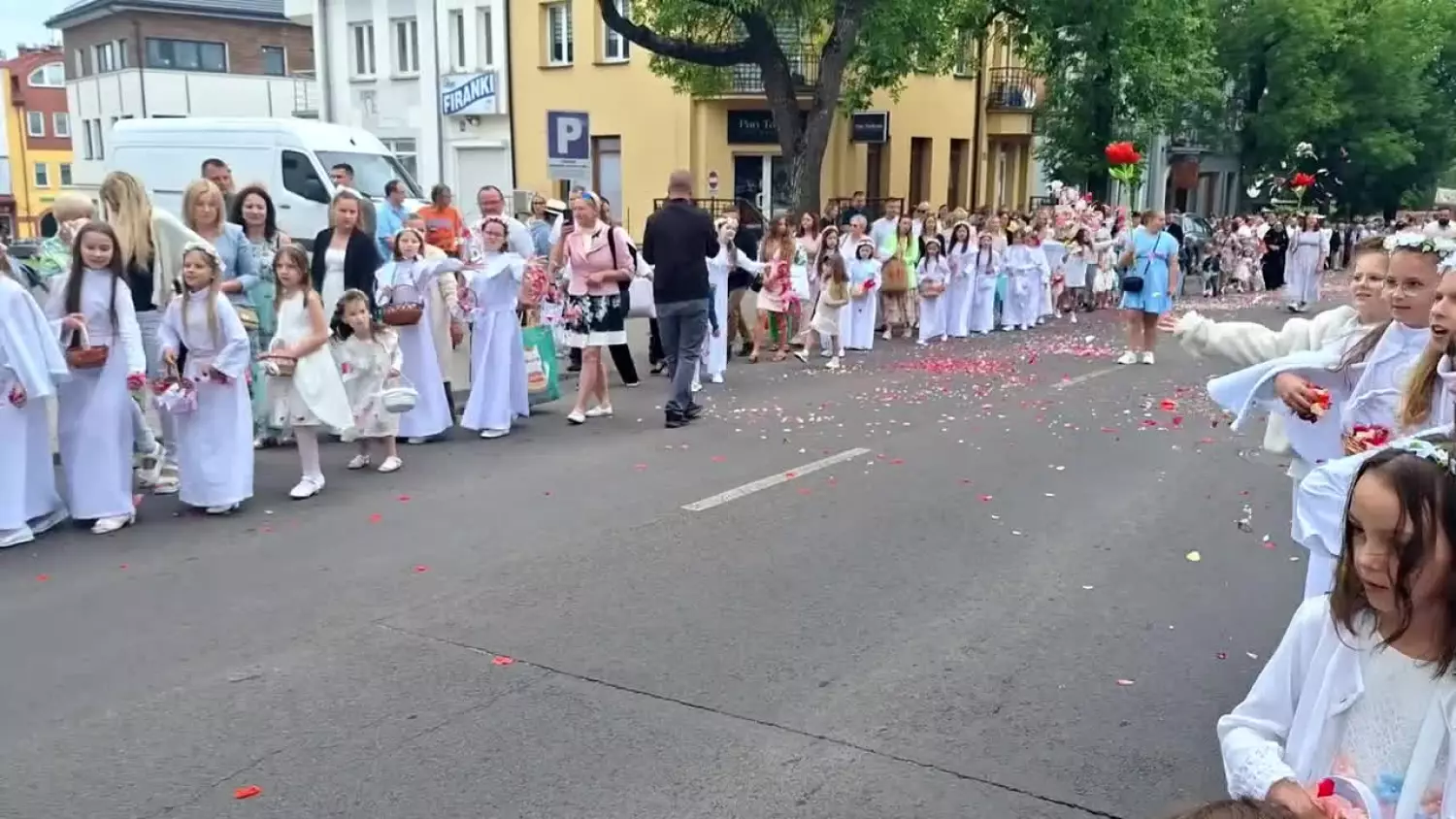 Boże Ciało w Chełmie. Procesja wyruszyła po mszy świętej w Parafii pw. Rozesłania Świętych Apostołów [FILM]