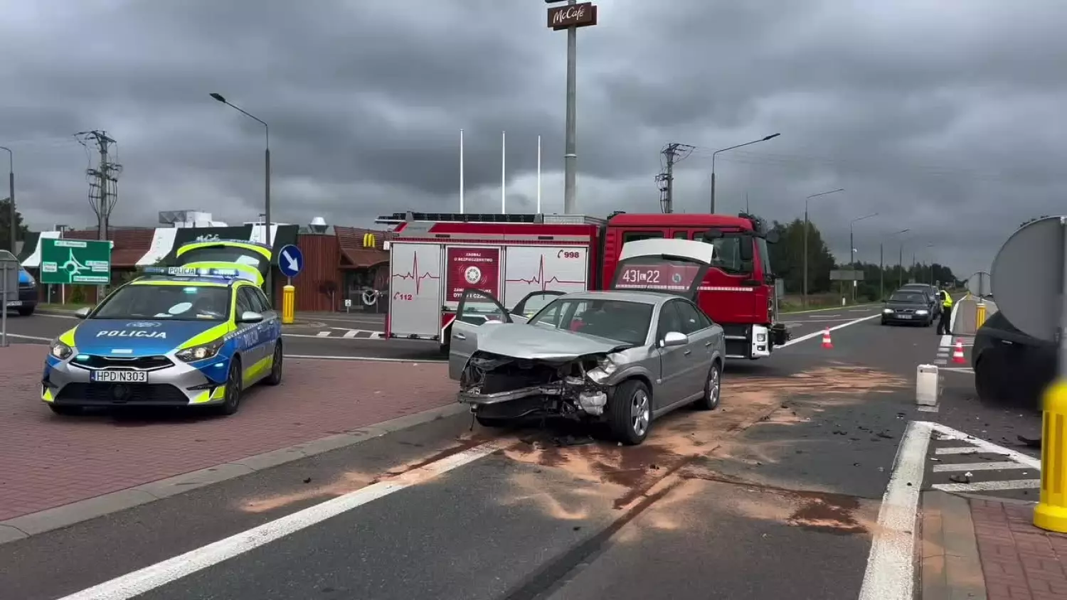 Zderzenie aut w Krasnymstawie. Trzy osoby w szpitalu, utrudnienia na DK-17 [FILM]