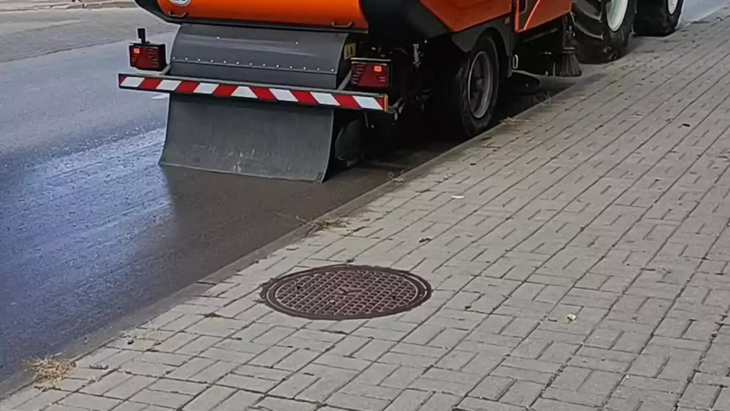 Pow. krasnostawski. Nowoczesna zamiatarka na drogach powiatu [FILM]