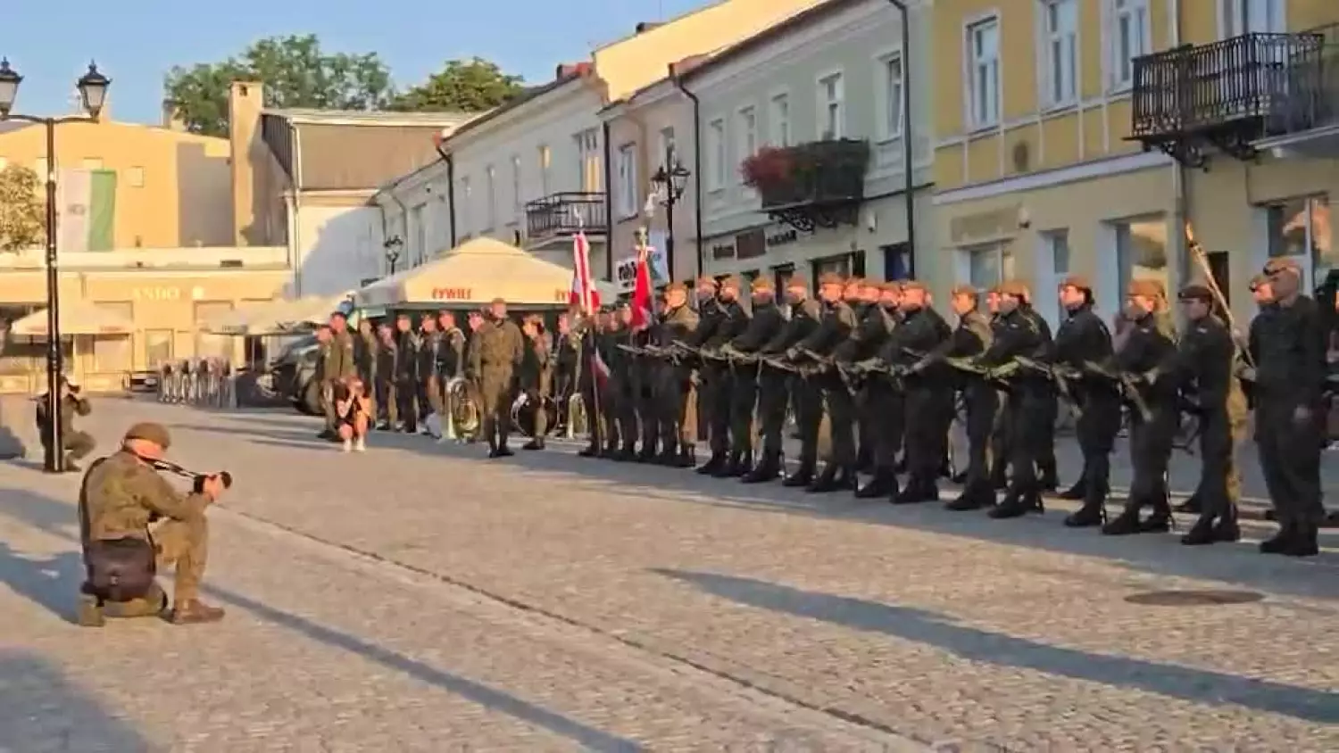 salwa-honorowa-15-sierpnia.mp4