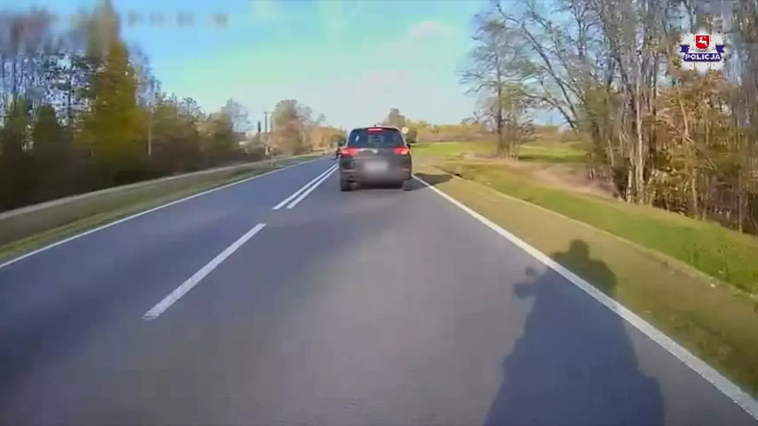 Rowerzysta zderzył się z motocyklistą. Drugi motocykl zjechał do rowu. Lądował śmigłowiec LPR [FILM]