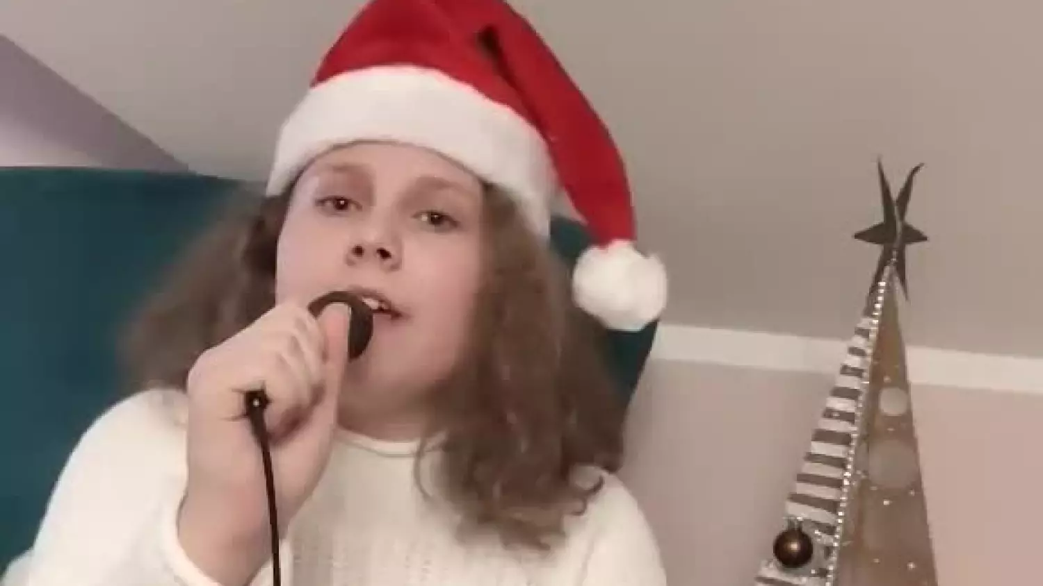 Adrianna Sawa, 10 lat, Kolęda dla nieobecnych [FILM]