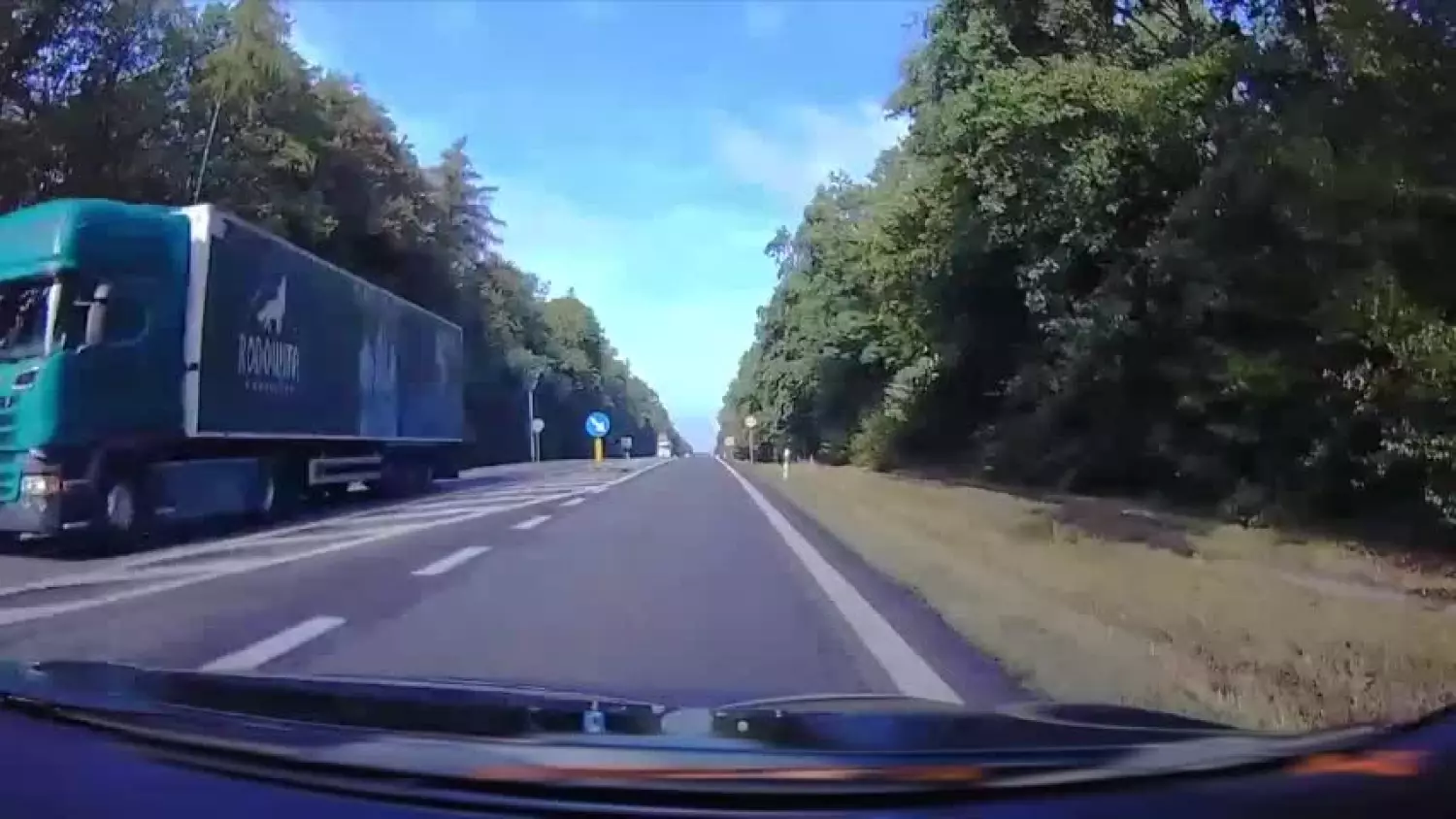 Szokujące nagranie z DK17. Kierowca busa jechał pod prąd w Łopienniku Podleśnym [FILM]