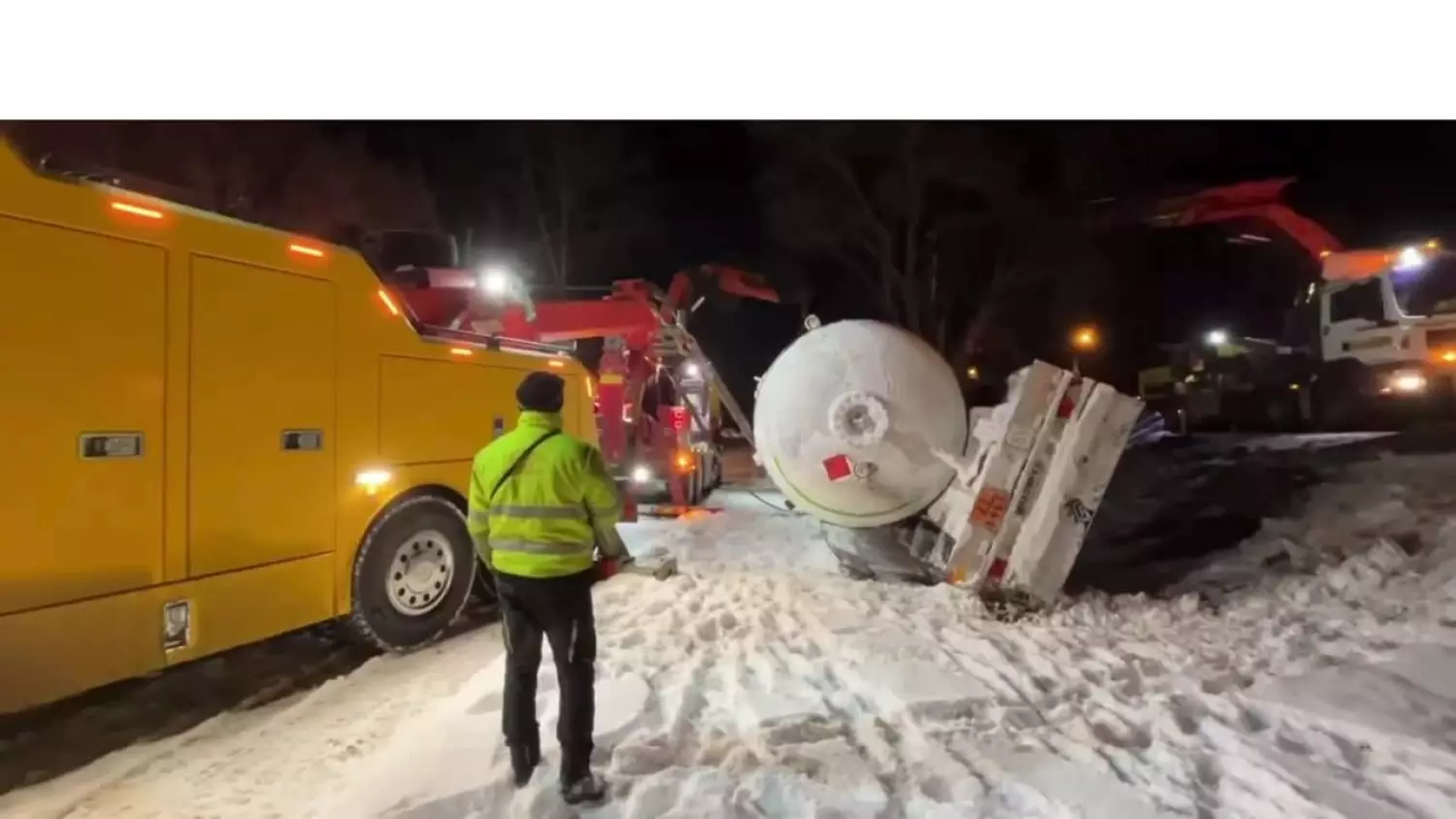 Osobówka zderzyła się z cysterną wypełnioną gazem [WIDEO, ZDJĘCIA]