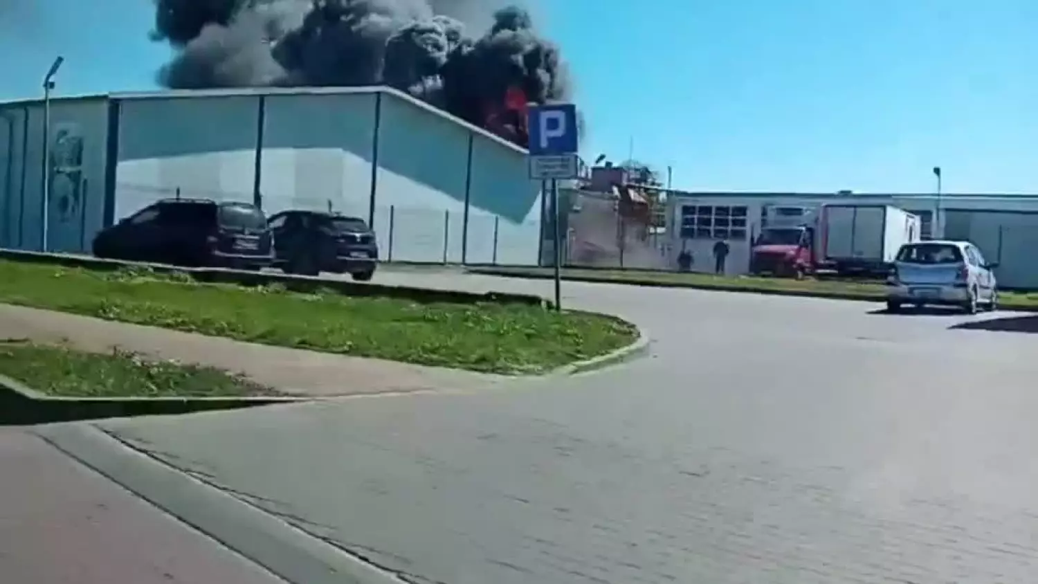 Pożar w chełmskim Bieluchu. Służby w akcji na terenie zakładu [FILM]