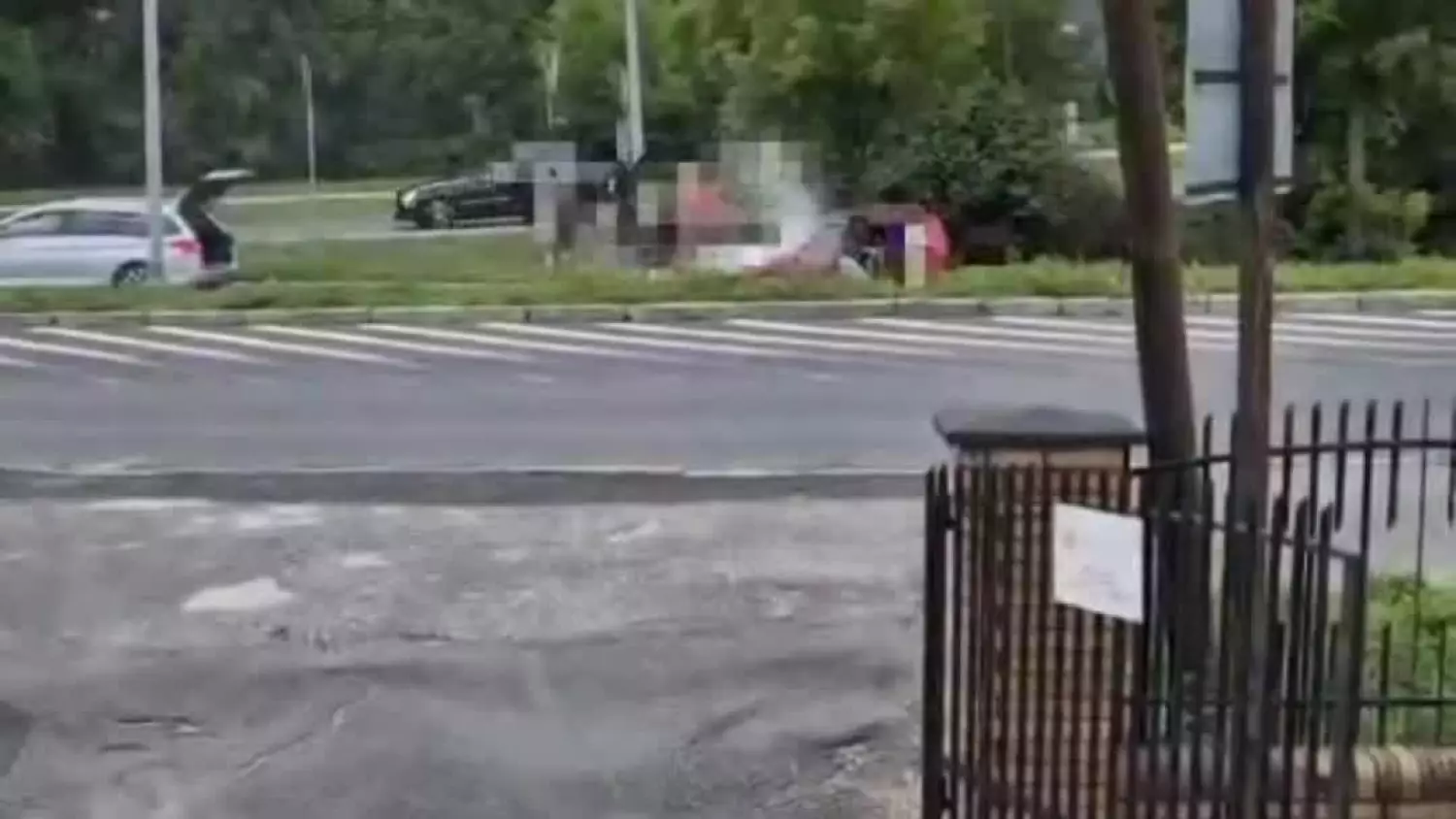 Pożar samochodu na ulicy Zielnej w Chełmie. Policjantki ugasiły ogień przed przyjazdem straży [FILM]