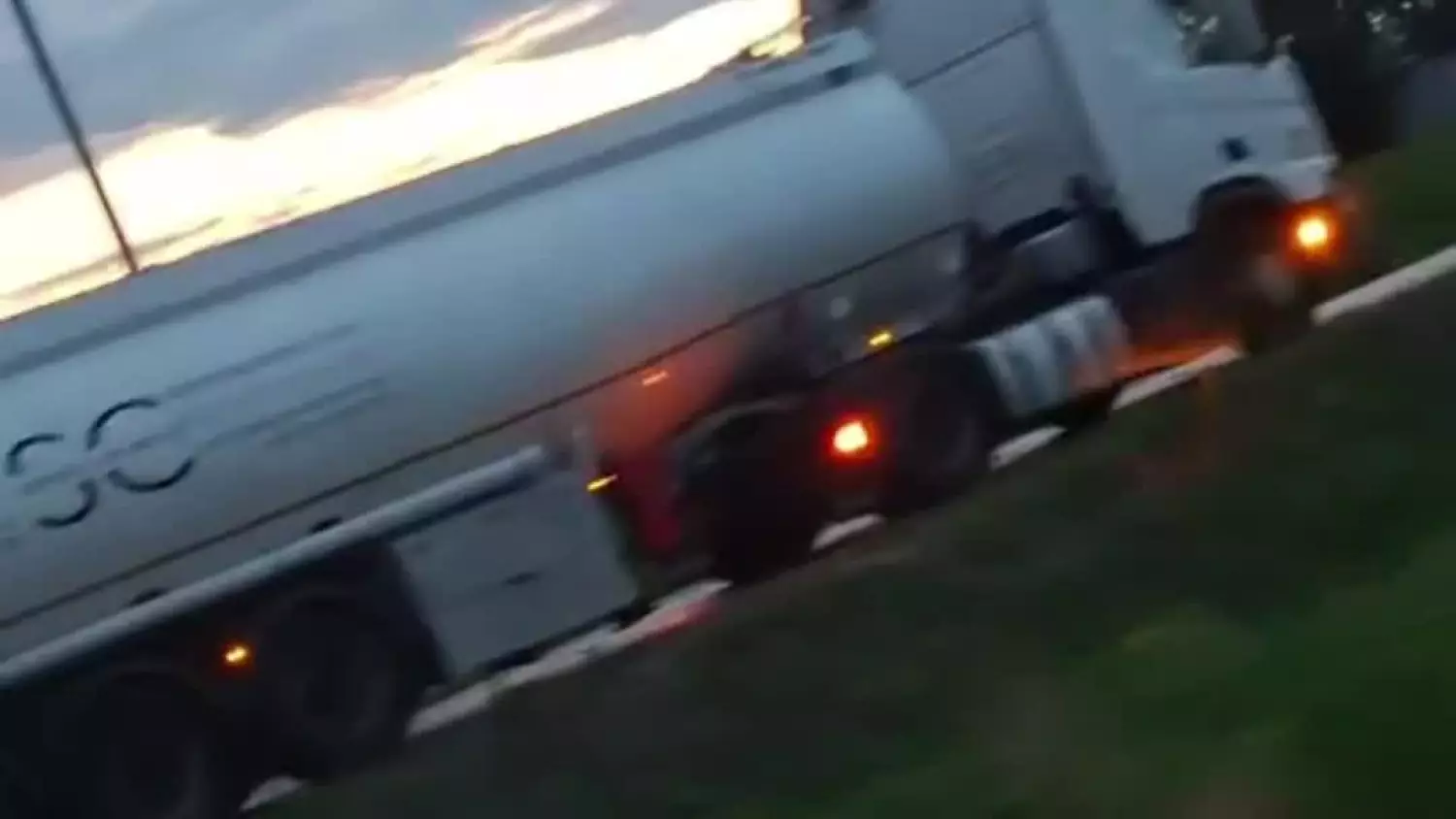 Ciągnik siodłowy z cysterną wylądował na poboczu. Interweniowały służby [FILM]