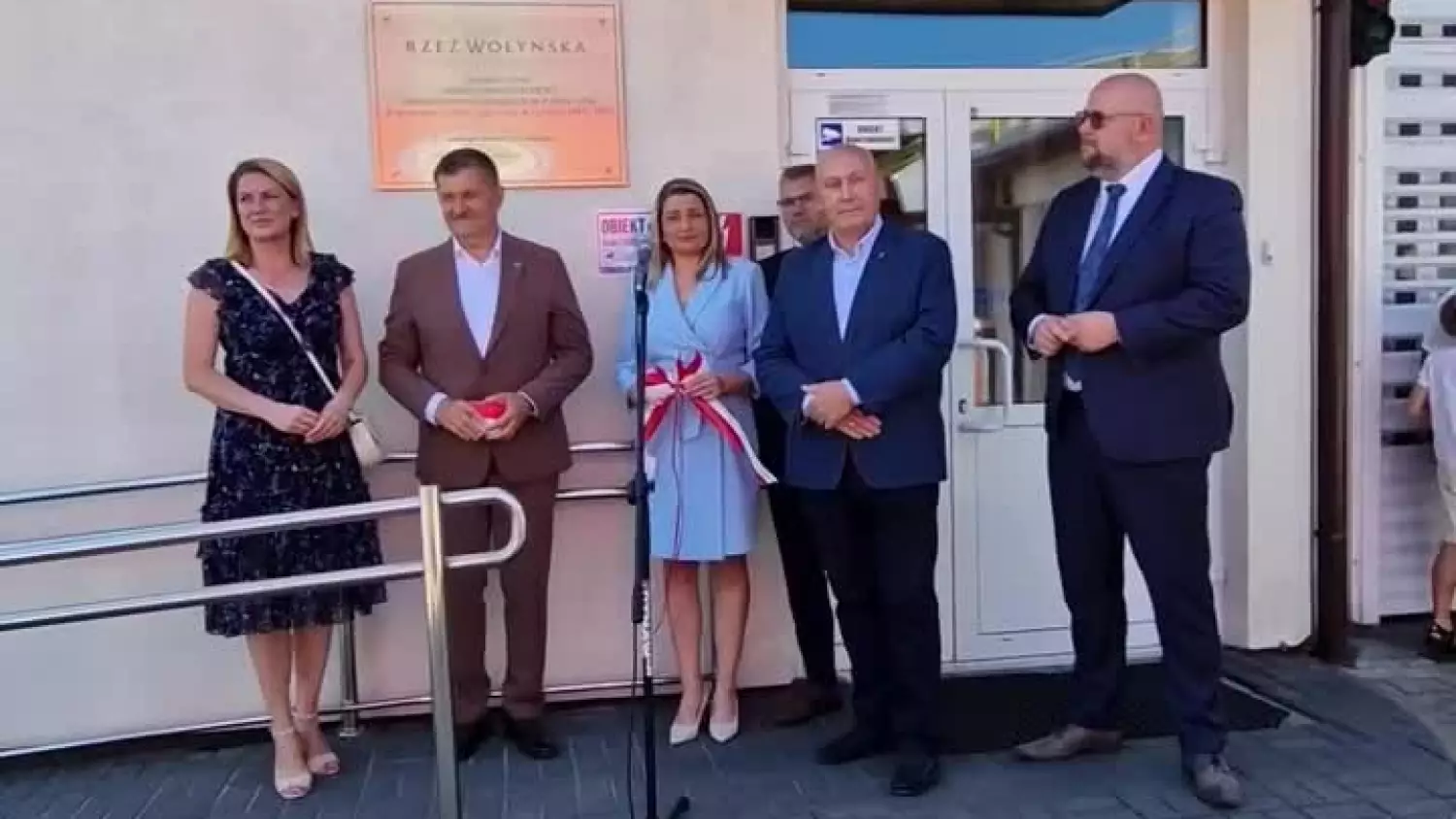 W chełmskiej stacji pogotowia odsłonięto tablicę poświęconą ofiarom Rzezi Wołyńskiej [FILM]