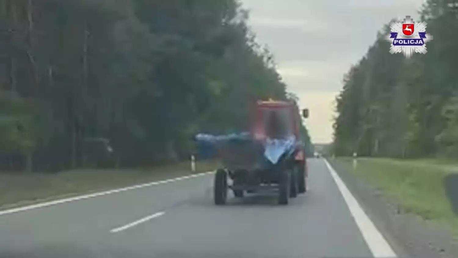 Skrajna bezmyślność. Traktorzysta z 2 promilami i 10-latka w kabinie ciągnika! [FILM]