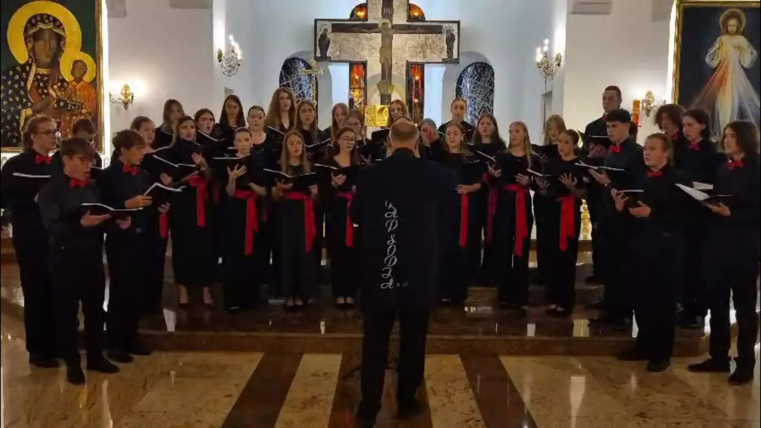 Chór Rapsodia z II LO podziękował za wsparcie podczas wyjątkowego koncertu [FILM]