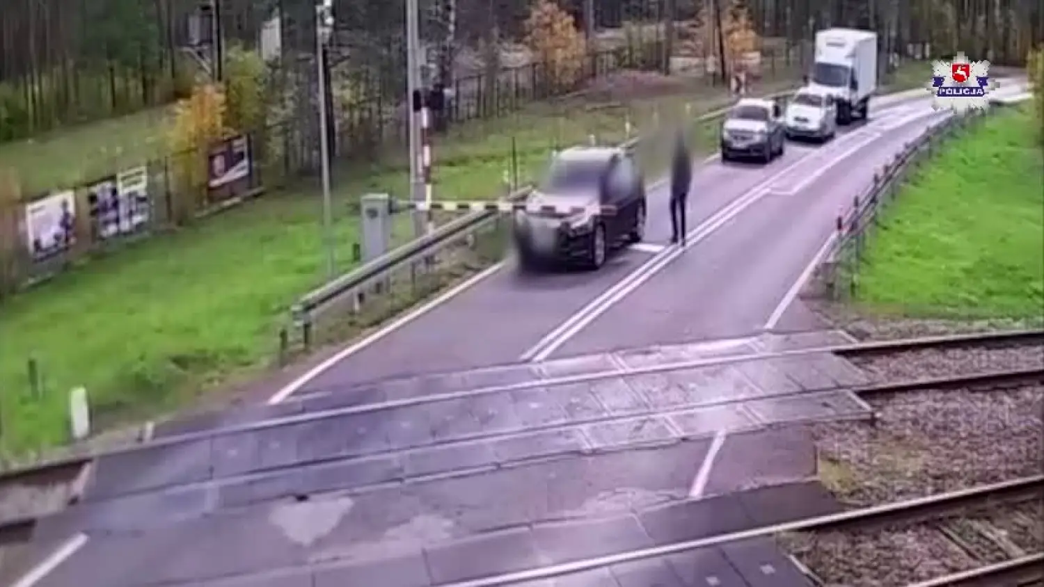 O krok od tragedii na przejeździe kolejowym [VIDEO]